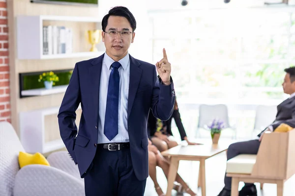 Retrato Asiático Empresário Apontar Dedo Para Cima Com Equipe Negócios — Fotografia de Stock
