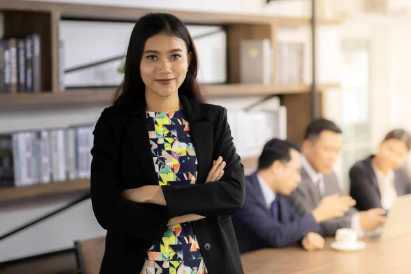 Portrait Confiance Femme Affaires Debout Devant Table Dans Salle Réunion — Photo