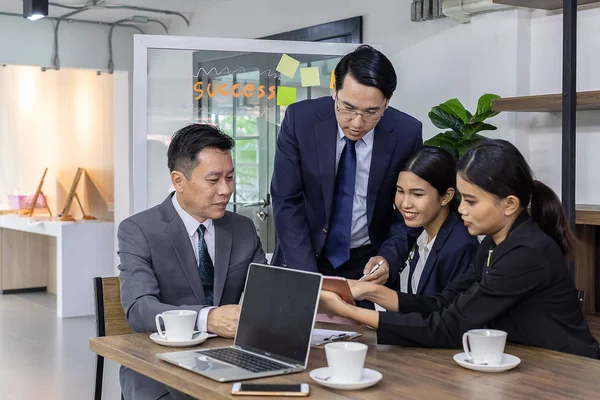 Equipo Negocios Tiene Una Reunión Café —  Fotos de Stock