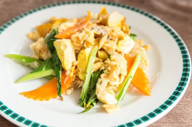 Tavada kızartılmış erişte tofu