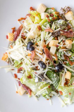 Sezar salatası hizmet ile gevrek domuz pastırması ve yumurta kaçak avlanmak