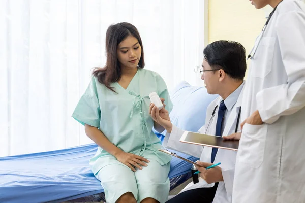 Patiënten Blij Artsen Haar Gezondheidssituatie Uitleggen — Stockfoto