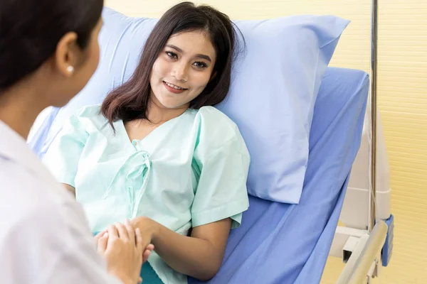 Médico Sosteniendo Las Manos Del Paciente Para Animar Paciente —  Fotos de Stock