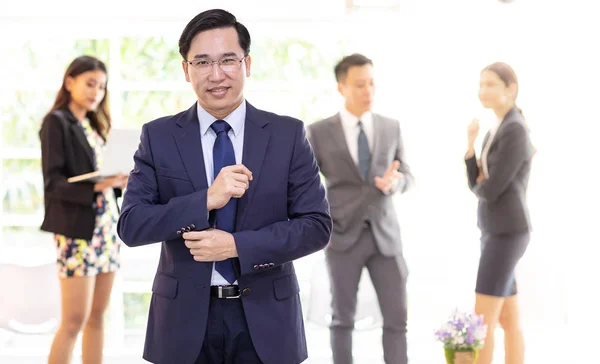 Retrato Hombre Negocios Asiático Con Equipo Negocios Segundo Plano Ventana — Foto de Stock