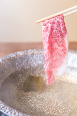 Sığır eti Wagyu A5 Shabu Buhar ile gurme Japonca pot mutfağı sıcak.