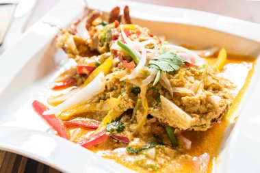 Baharatlı köri ile kızartılmış ıstakoz