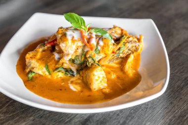 Kızarmış orfoz balığı ile Red Curry Paste Chu Chee Pla