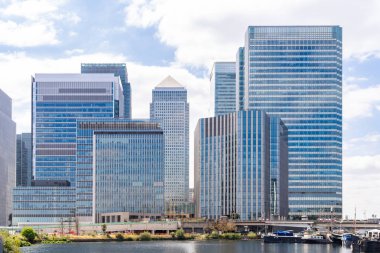 Canary Wharf adlı silüetini binalarda Londra İngiltere günbatımı alacakaranlık