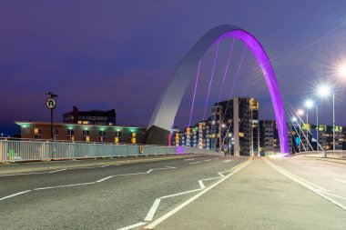River Clyde günbatımı alacakaranlık boyunca Clyde Arc köprü Glasgow City İskoçya İngiltere
