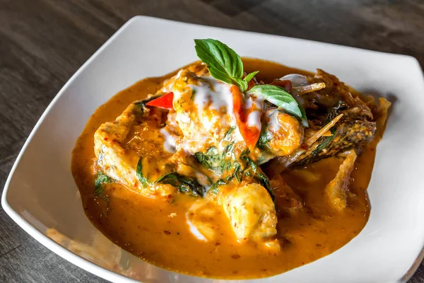 Kızarmış orfoz balığı ile Red Curry Paste Chu Chee Pla