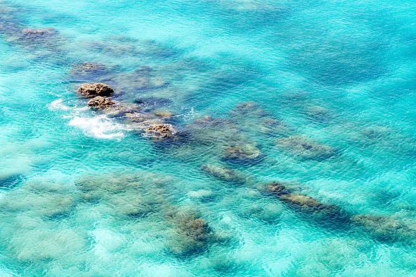 Vista Superior Superfície Transparente Água Mar Azul Turquesa Oceano Rocha — Fotografia de Stock