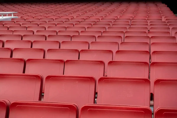 Vértes Üres Piros Ülések Sorának Labdarúgás Labdarúgó Stadion — Stock Fotó