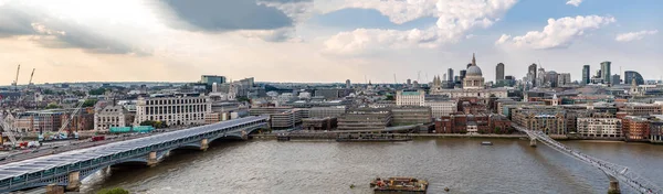 伦敦圣保罗大教堂与伦敦千禧桥在伦敦英国英国的鸟瞰 — 图库照片