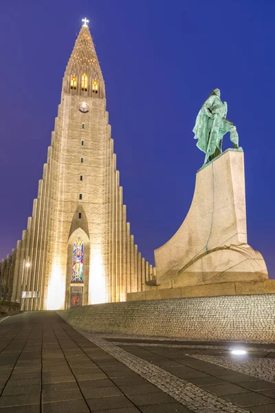 Tanımlıkhallgrimskirkja Katedrali Reykjavik Zlanda Günbatımı Alacakaranlıkta — Stok fotoğraf