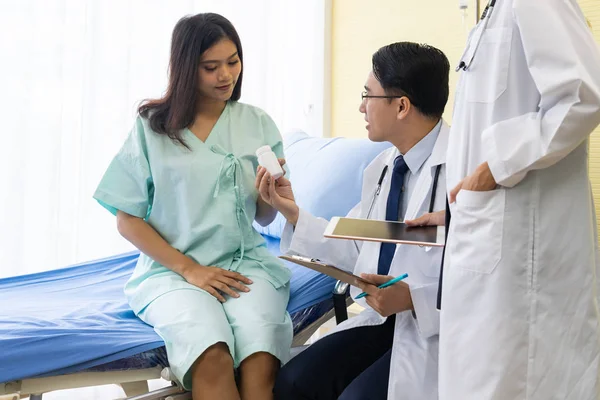 Pacjent Zadowolony Lekarze Wyjaśnić Jej Sytuacja Zdrowotna — Zdjęcie stockowe