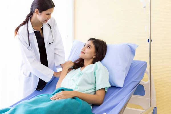 Médico Sosteniendo Las Manos Del Paciente Para Animar Paciente —  Fotos de Stock