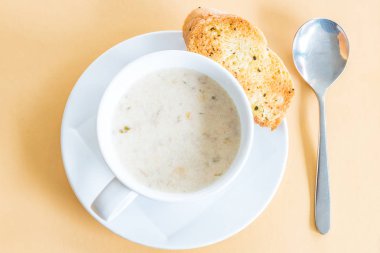 Mısır çorbası Close-Up sarımsaklı ekmek ile