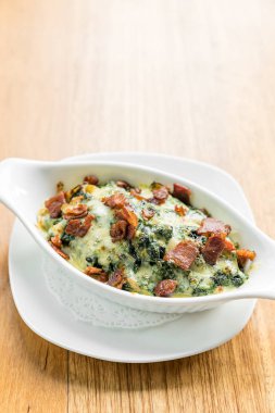 peynir ve domuz pastırması ile pişmiş ıspanak