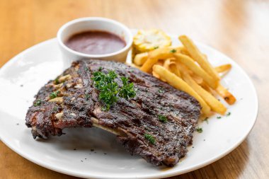 Izgara ızgara domuz pirzolası, ızgara mısır ve patates kızartması.