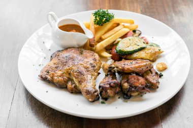 Izgara tavuk peri peri, Barbekü Portekizce gurme mutfağı, ızgara sebze ve patates kızartması ile ızgara..