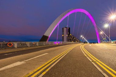River Clyde günbatımı alacakaranlık boyunca Clyde Arc köprü Glasgow City İskoçya İngiltere