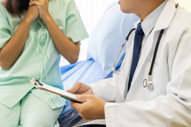 Doktor tedavi yöntemi için yatılı açıklayan.