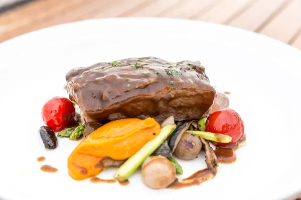 Langzaam Koken Geroosterde Ribben Met Gegrilde Groenten — Stockfoto