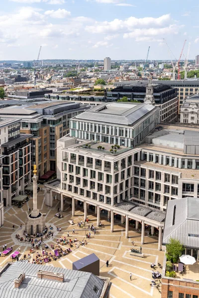 ロンドン イングランドの都市セント ポール大聖堂の横にあるパターノスタースクエアに構築ロンドン証券取引所 — ストック写真