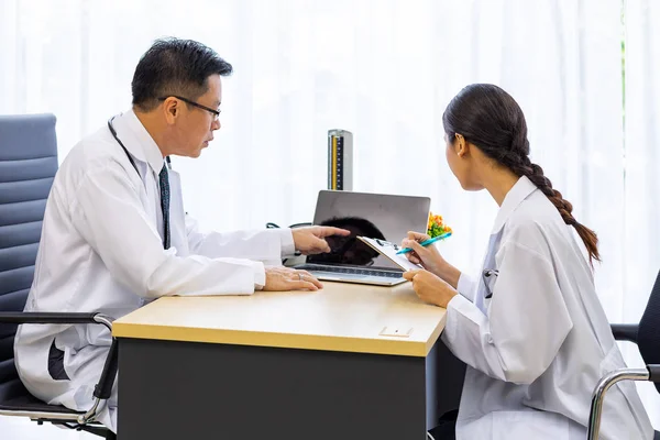 Twee Artsen Het Ziekenhuis Bespreken Diagnos Van Patiënt — Stockfoto