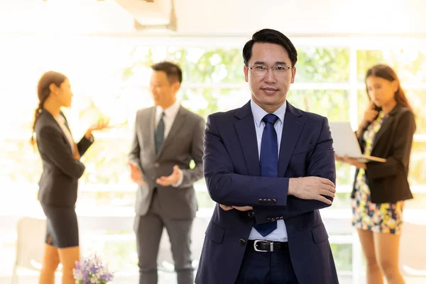 Retrato Hombre Negocios Asiático Con Equipo Negocios Segundo Plano Ventana — Foto de Stock