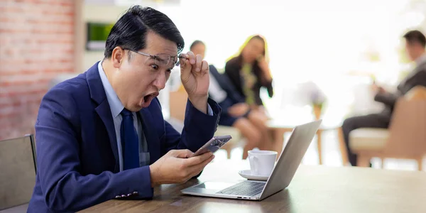 Porträt Eines Asiatischen Geschäftsmannes Mit Geschäftsteam Hintergrund Bürofenster — Stockfoto