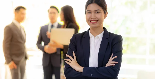 Portrait Der Geschäftsfrau Halten Arbeitsakte Mit Geschäftsteam Hintergrund Die Für — Stockfoto