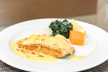 Fırfırlı somon Steak ıspanak ve hardal sosu ile