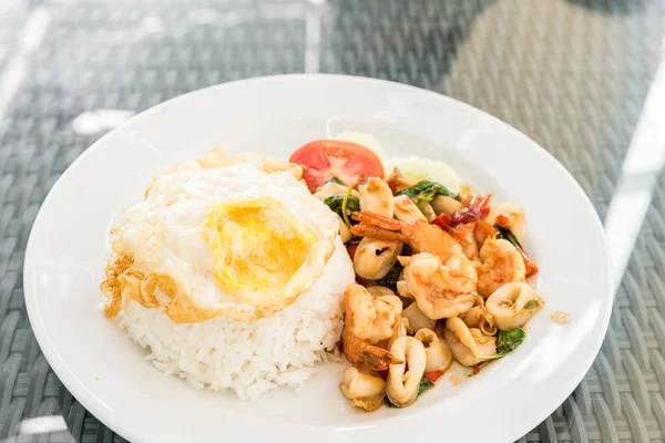 Fruits Mer Épicés Frits Avec Des Feuilles Basilic Sur Riz — Photo