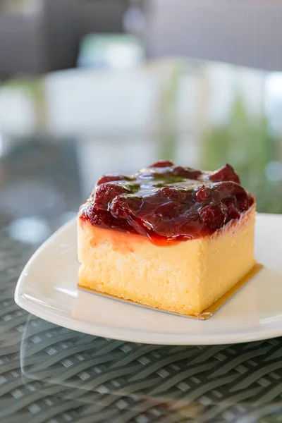 Strawberry Cheesecake White Plate — Stock Photo, Image