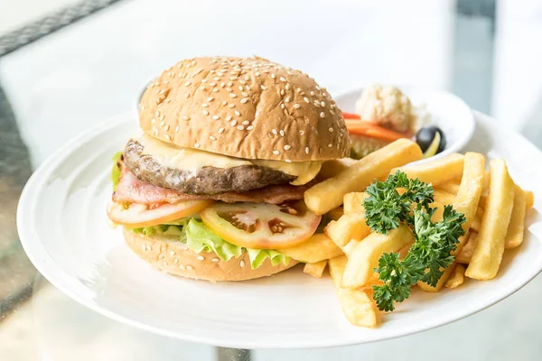 Яловичий Гамбургер Вогнем Свіжими Овочами — стокове фото