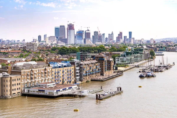 英国ロンドンのカナリー ワーフのスカイラインにテムズ川とロンドン都市の景観 — ストック写真