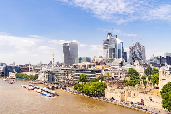 英国ロンドンでテムズ川とロンドン都心景観スカイライン — ストック写真