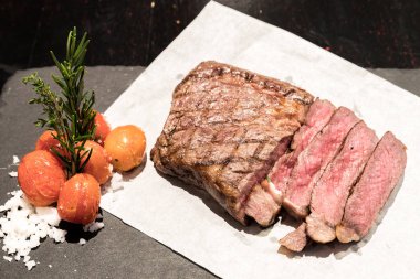 Deniz tuzu ile ızgara domates ile baş bonfile dana biftek servis