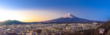 Fuji Dağı ve Fujiyoshida şehir gündoğumu panorama