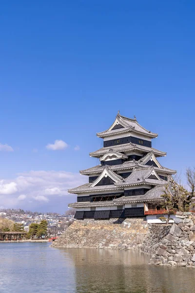 冬の長野県松本市の青空を背景に 松本城 松本城は日本の古城で クロウ城 と呼ばれています — ストック写真