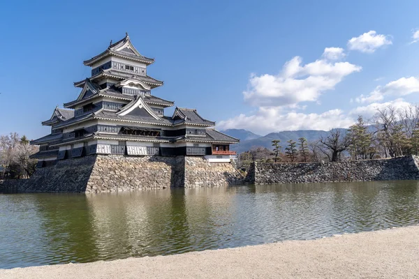 冬の長野県松本市の青空を背景に 松本城 松本城は日本の古城で クロウ城 と呼ばれています — ストック写真