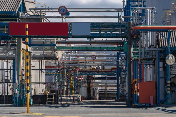 川崎市の石油化学工場のパイプライン構造 — ストック写真