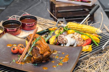 Izgara ve kuzu kaburgası. 