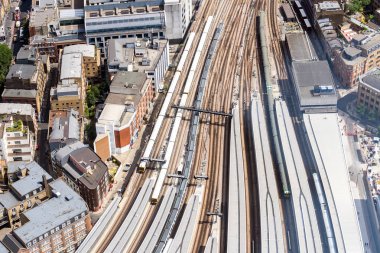 Tren yolu ve tren istasyonuna Londra İngiltere'de havadan görünümü