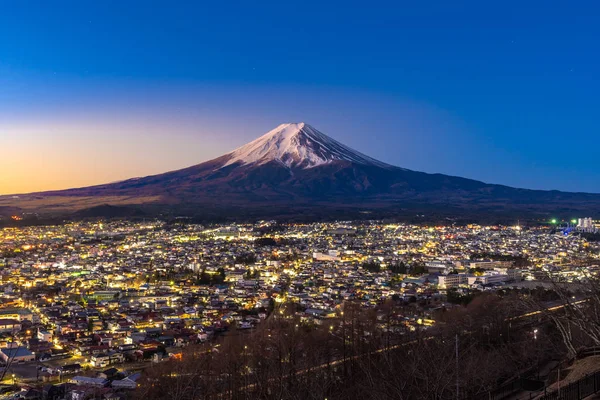 富士山と富士吉田の町日の出パノラマ — ストック写真