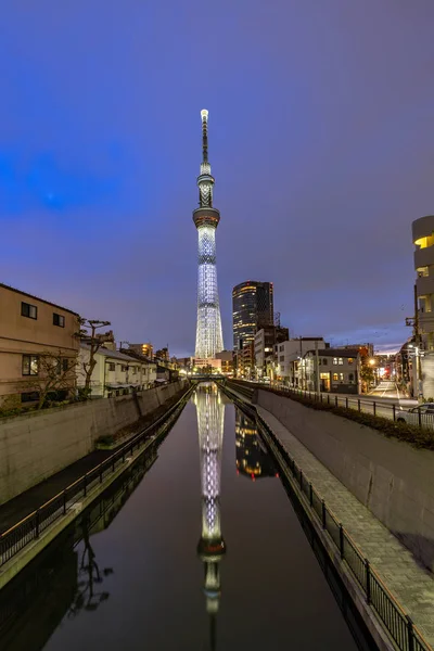 日本東京スカイツリーの夕暮れ 東京スカイツリーは世界で日本で最も高い自立構造 10Million の訪問者を毎年 — ストック写真