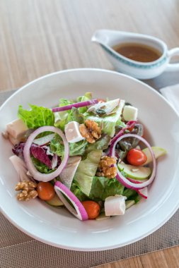 Ev yapımı sonbahar elma ceviz ıspanak salatası peynir ve Japon susam sos ile