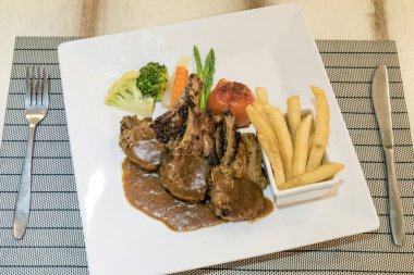 Et suyu sosu ile domuz pirzolası