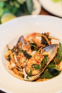 Kızarmış baharatlı Tayland yemekleri Deniz ürünleri karıştırın